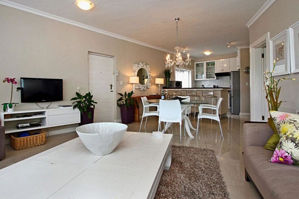 La Fleur - Living & dining area