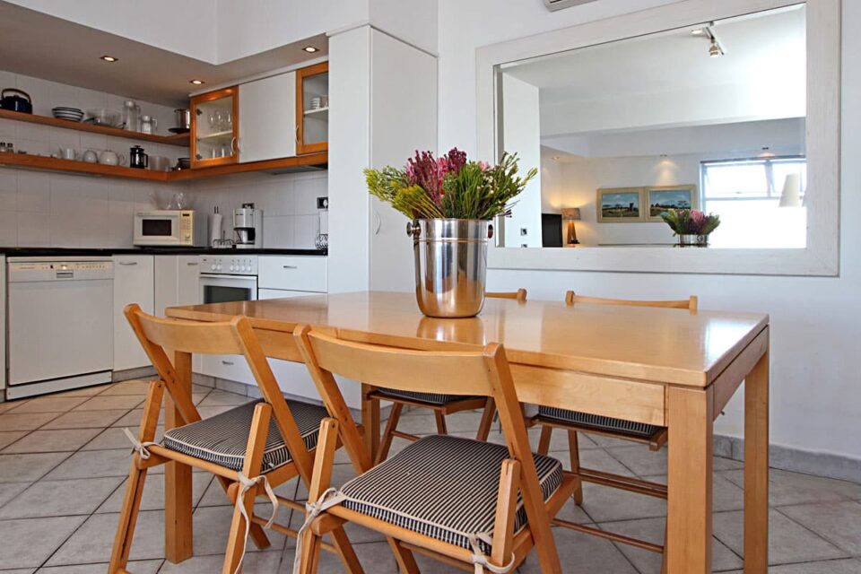 Camps Bay Terrace Suite - Dining table & kitchen