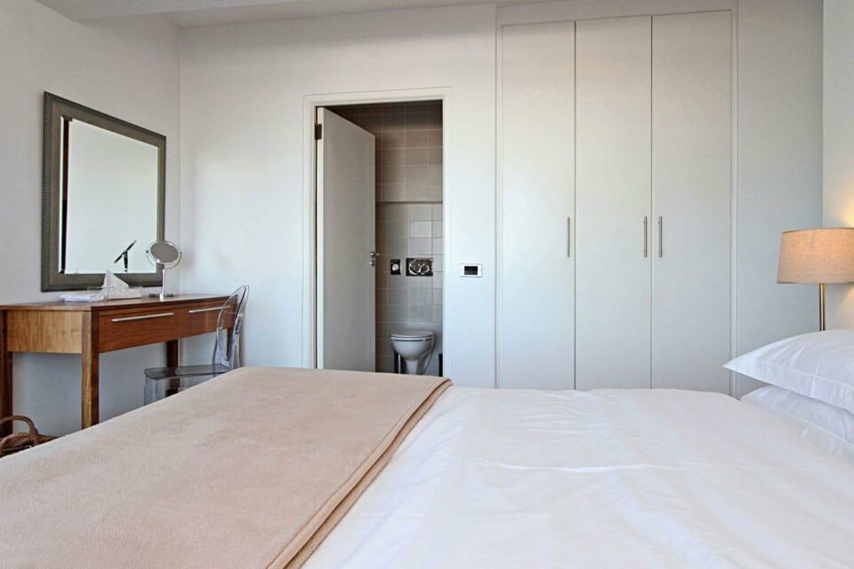 Camps Bay Terrace Suite - Master bedroom & en suite bathroom