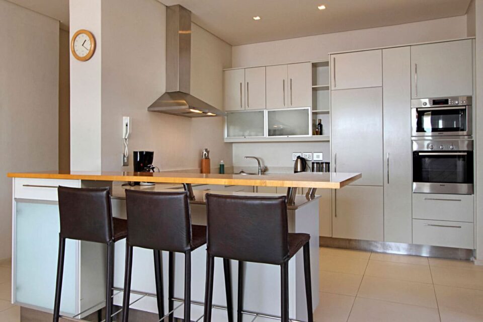 Cape Blue - Breakfast bar seating