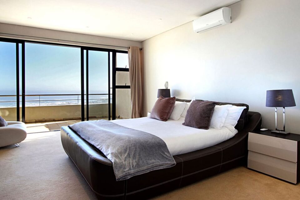 Medburn Views Penthouse - Master bedroom