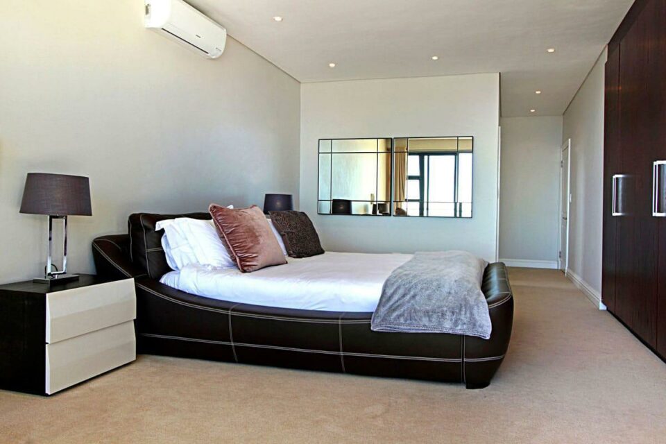 Medburn Views Penthouse - Master bedroom