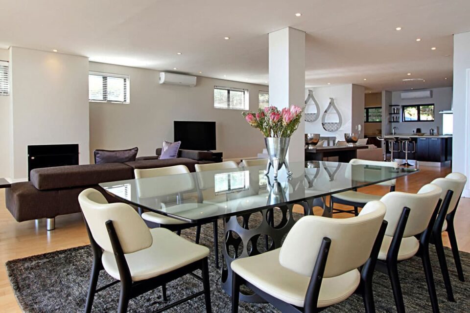 Medburn Views Penthouse - Dining & Living area