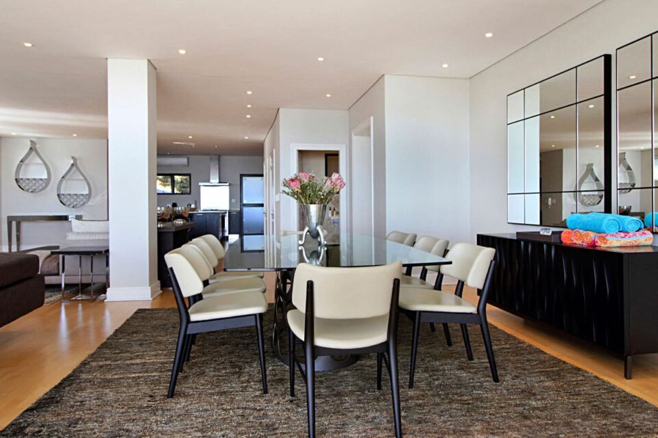 Medburn Views Penthouse - Dining area