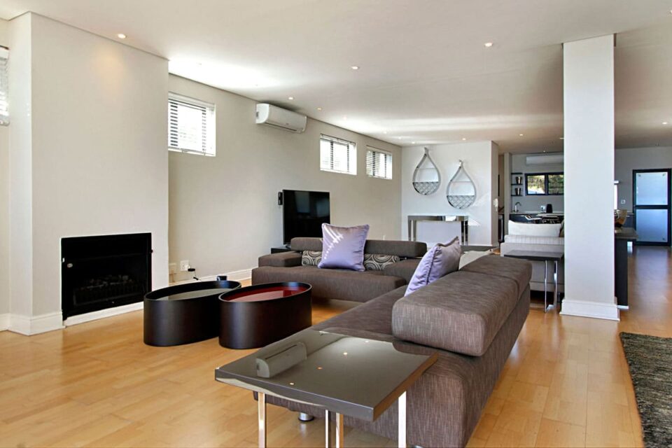 Medburn Views Penthouse - Living & TV area