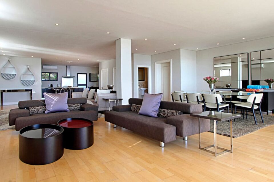 Medburn Views Penthouse - Living area