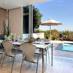 Panorama Apartment - Dining area & pool