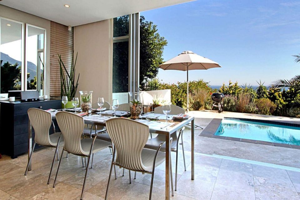 Panorama Apartment - Dining area & pool