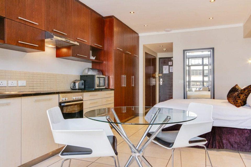 1700 Icon - Dining & Kitchen area