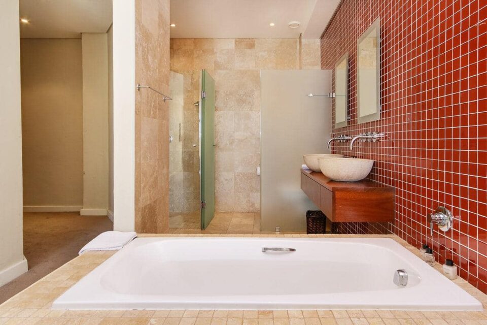 100 Geneva - En-suite to fourth bedroom