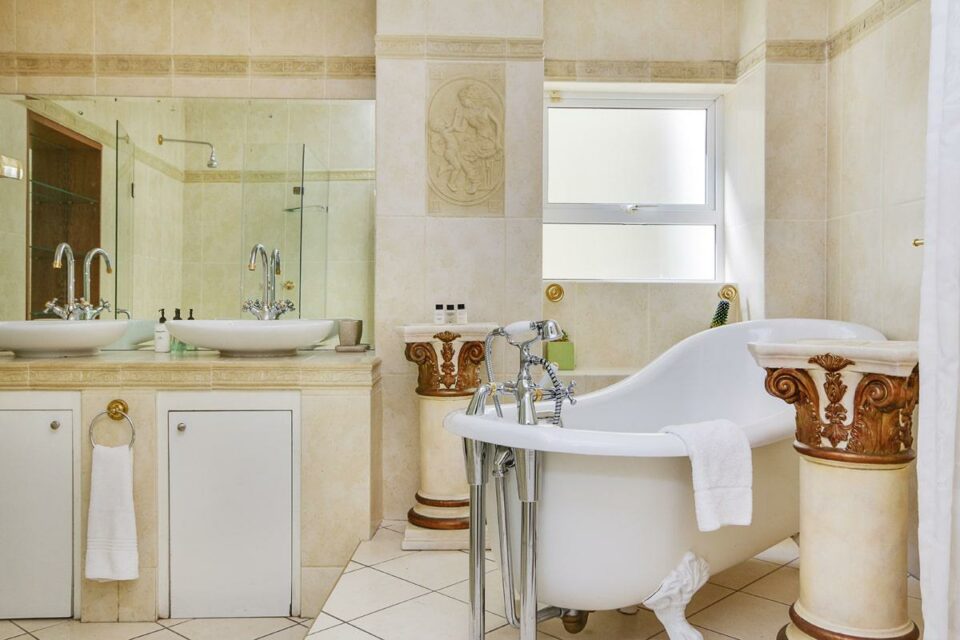 100 Geneva - En-suite to master bedroom