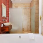 100 Geneva - En-suite to third bedroom