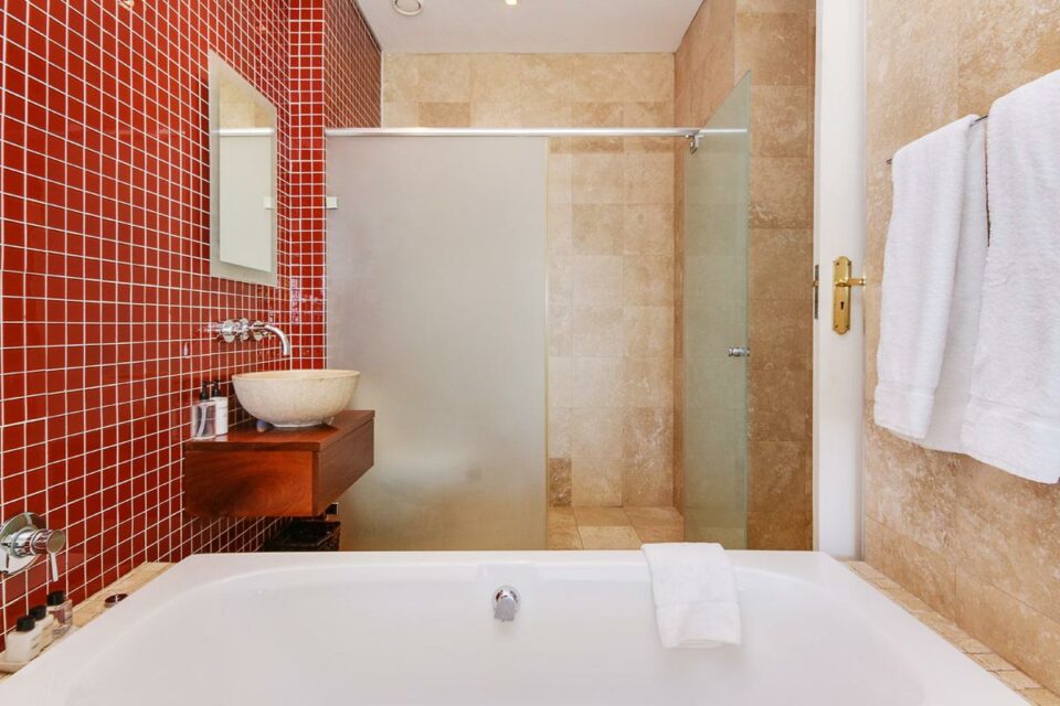 100 Geneva - En-suite to third bedroom