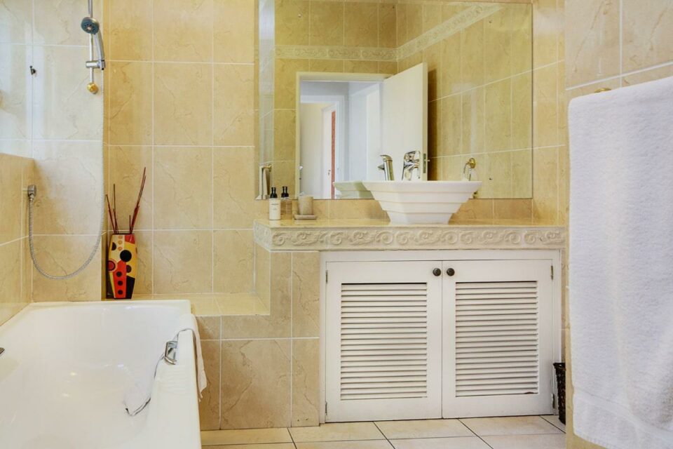 100 Geneva - Bathroom