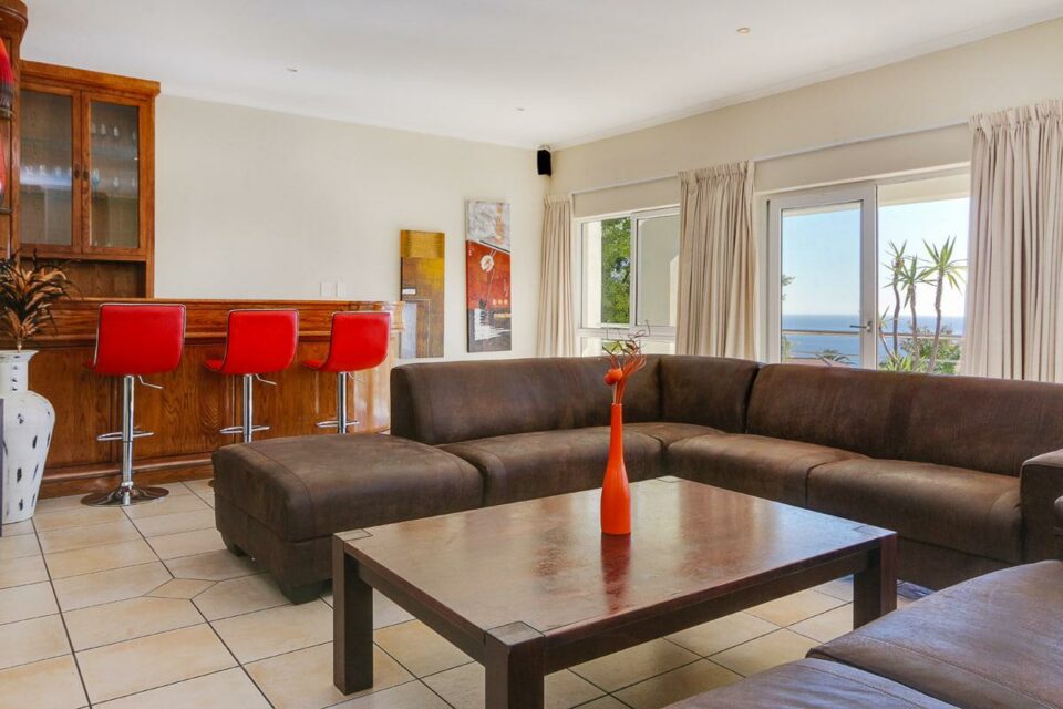 100 Geneva - Living & bar area