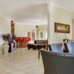 100 Geneva - Dining & living area