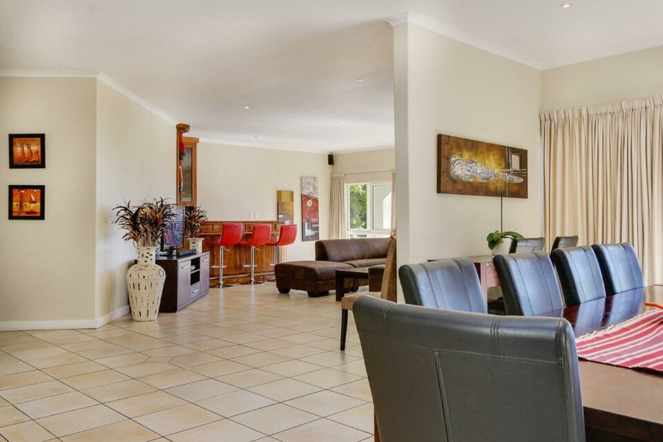 100 Geneva - Dining & living area