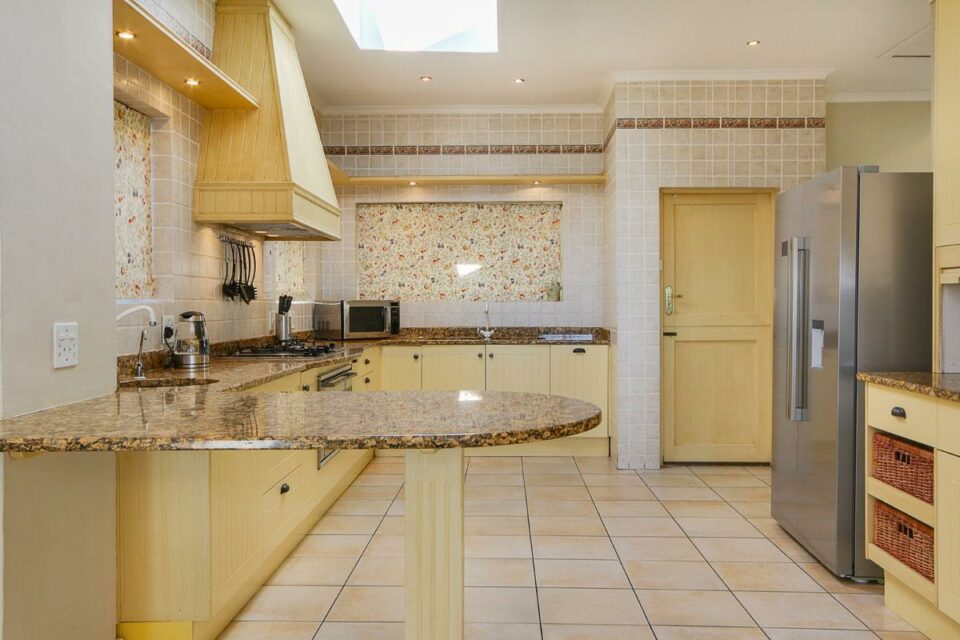 100 Geneva - Kitchen