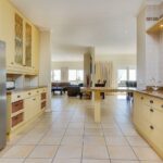 100 Geneva - Kitchen & living area