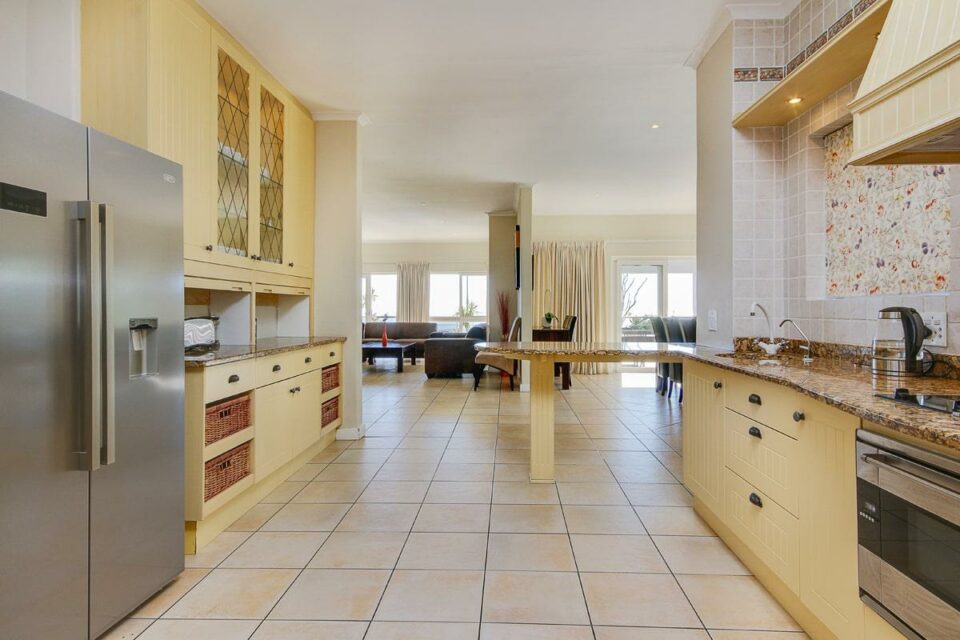 100 Geneva - Kitchen & living area