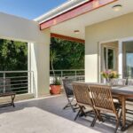 100 Geneva - Balcony with outdoor dining