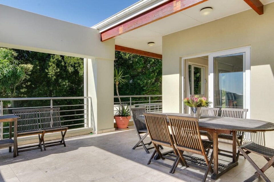 100 Geneva - Balcony with outdoor dining