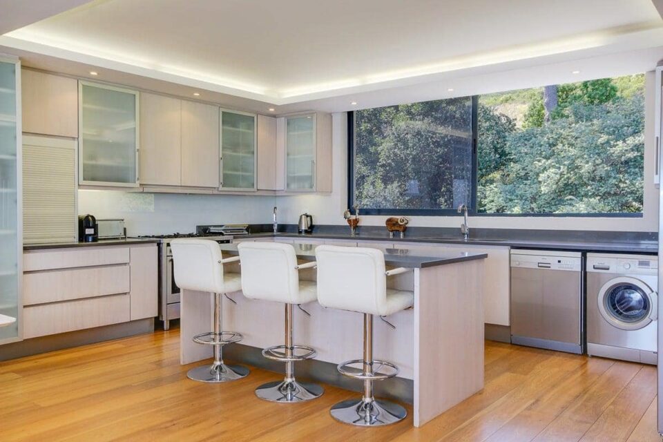 Malindi - Kitchen Sitting Area