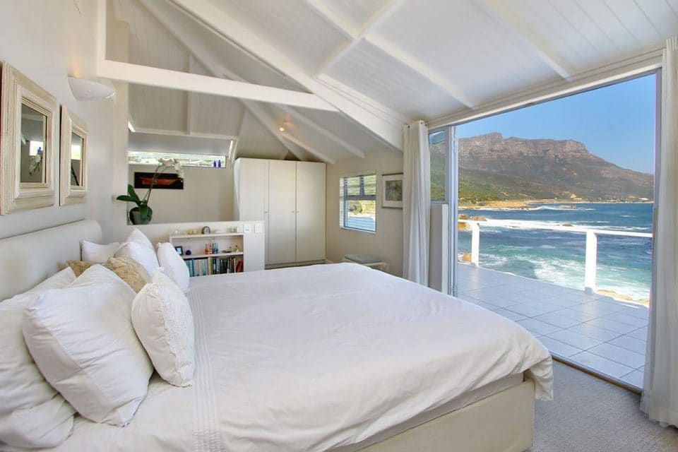 48 Brook - Master bedroom with sea view