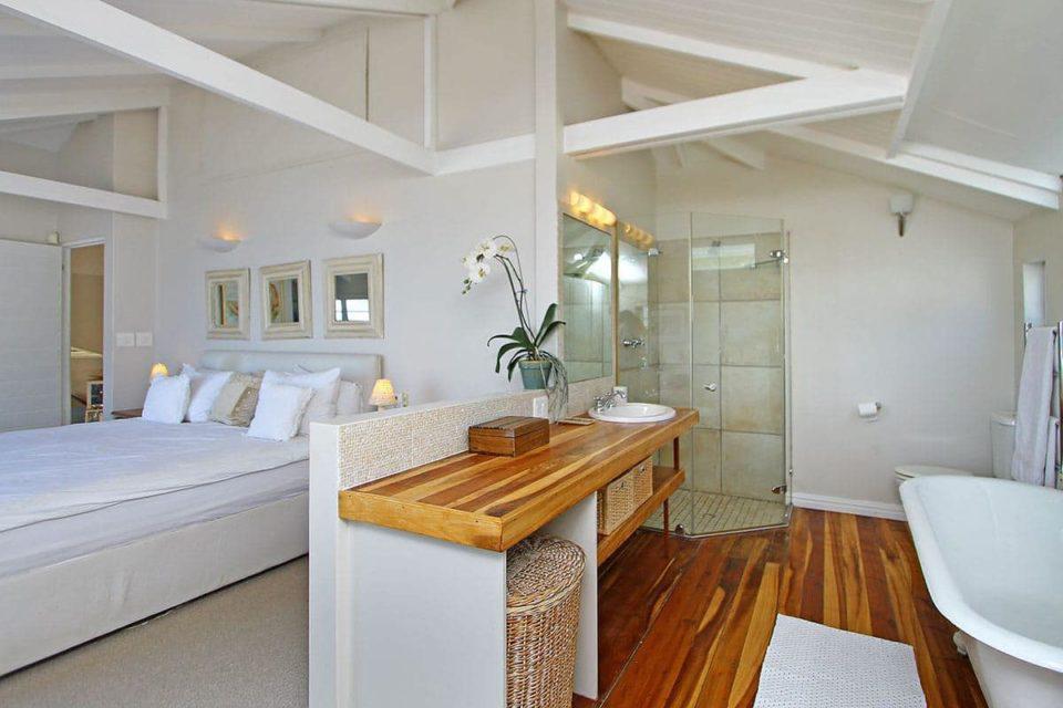 48 Brook - Master bedroom with en-suite bathroom