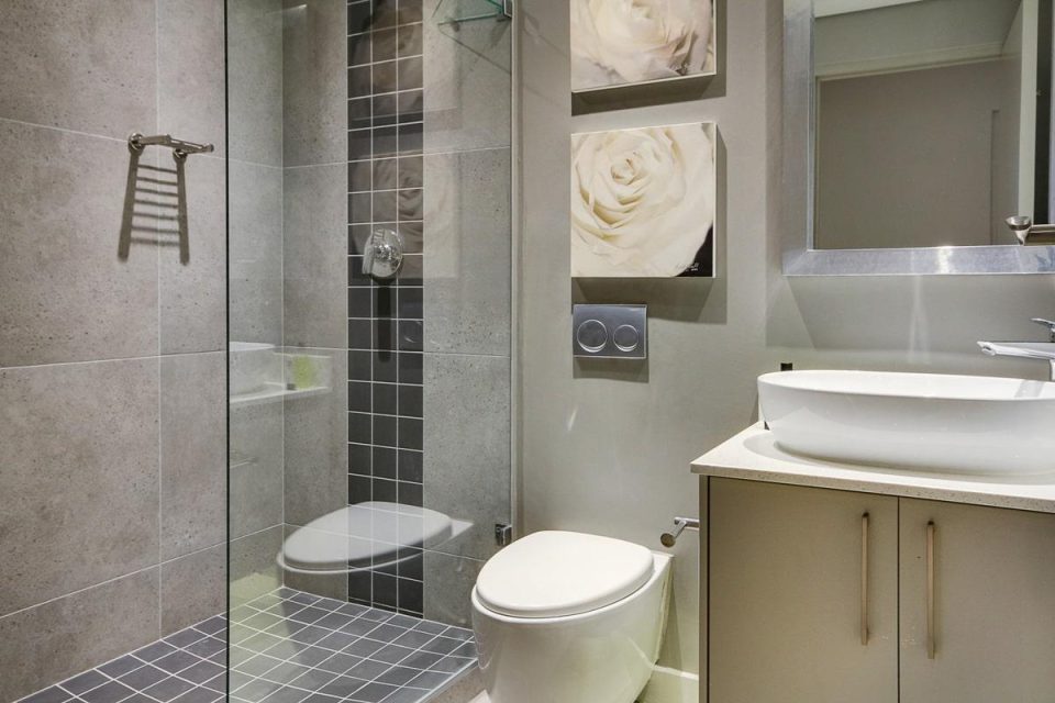 Fairmont 204 - Second Bathroom