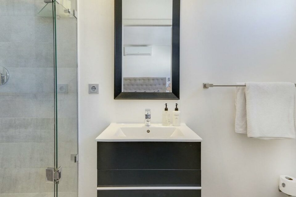 Modoco - Master Bedroom En-Suite Bathroom