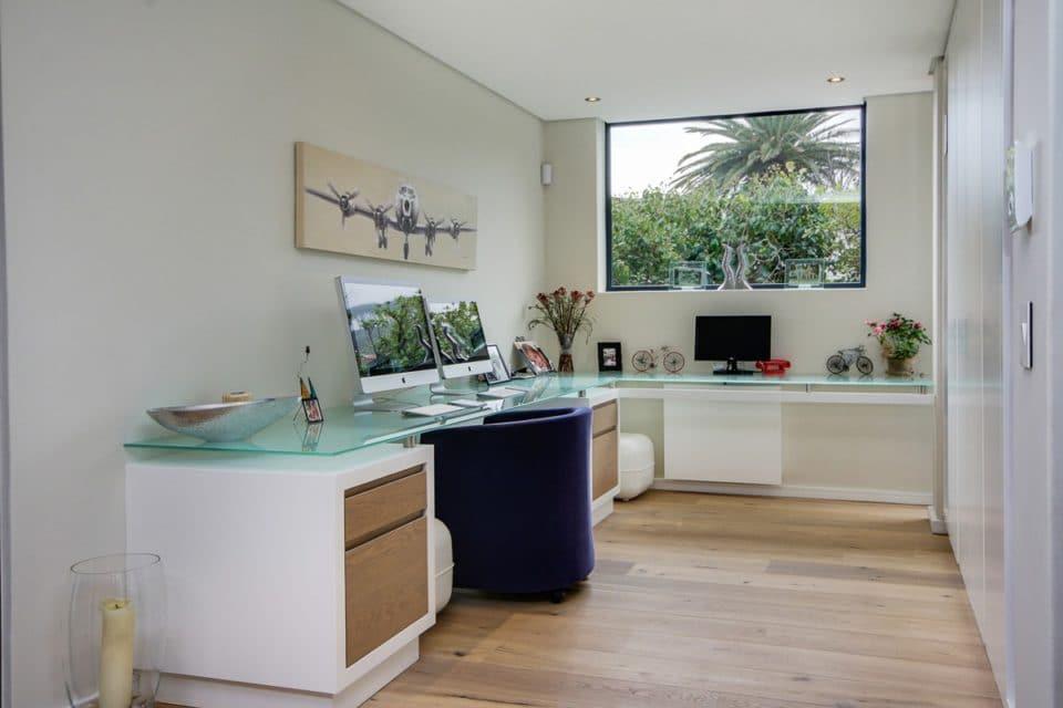 Hely Villa - Office