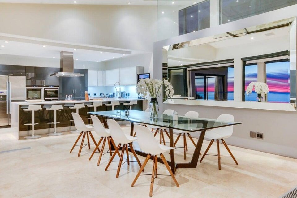 Prima Views - Dining & kitchen area