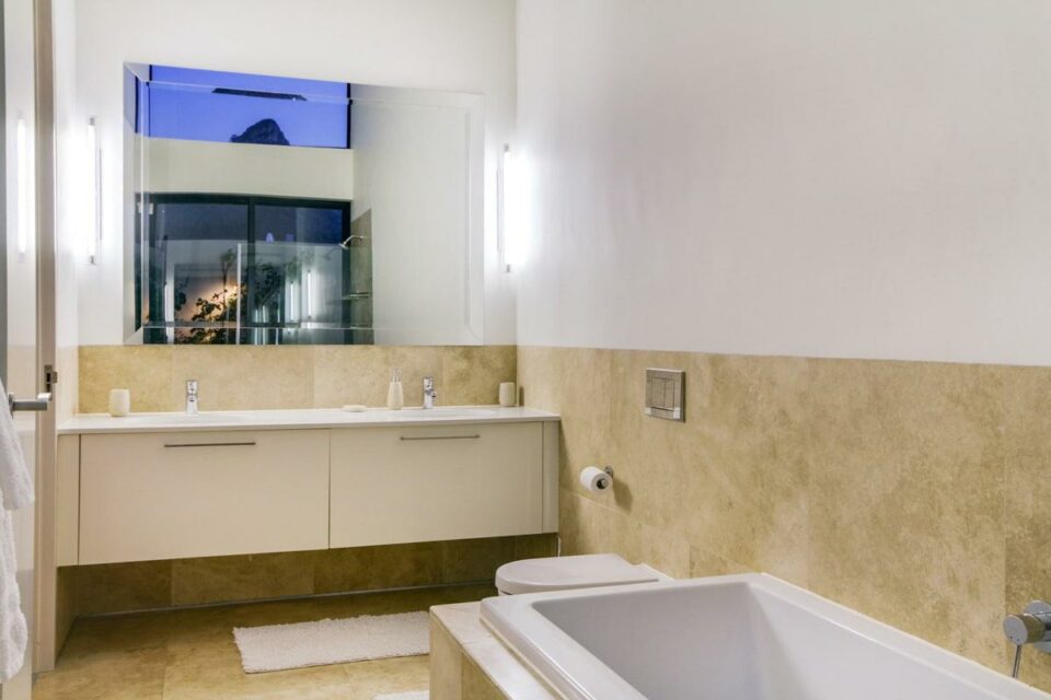 Prima Views - En-suite to Fifth bedroom