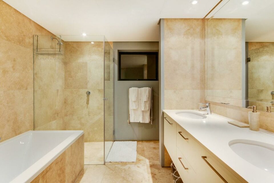 Prima Views - En-suite to Fourth bedroom