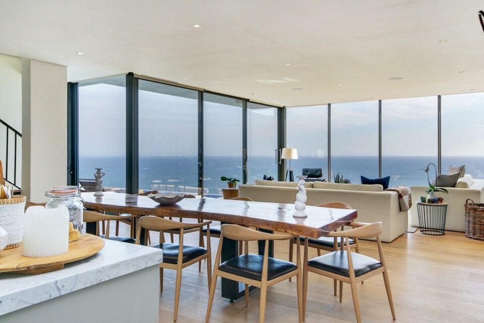 14 Fisherman Bend - Dining & living area