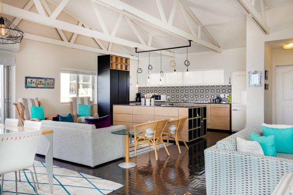 Valentine - Formal living area & Kitchen