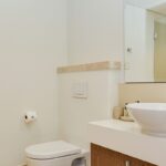 Canal Quays 205 - Bathroom with toilet