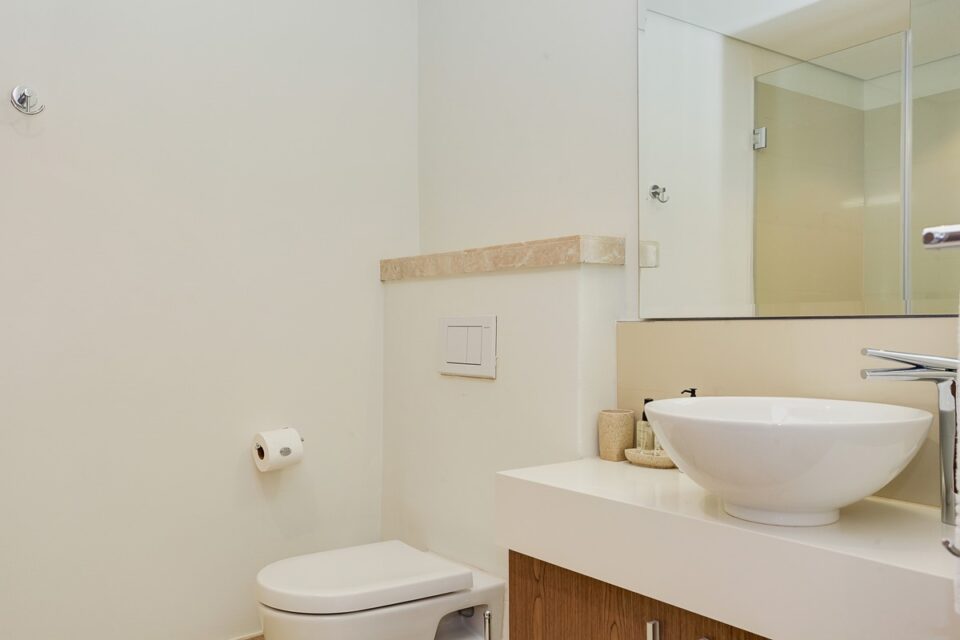 Canal Quays 205 - Bathroom with toilet