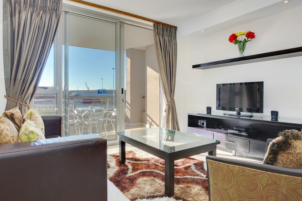 Canal Quays 306 - Dining room and TV