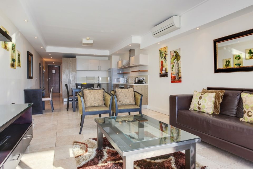 Canal Quays 306 - Dining table and kitchen