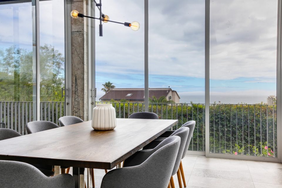 Cube 62 - Dining area & Views