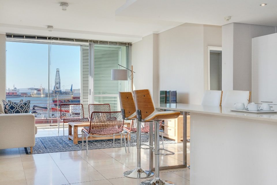 Harbour Bridge 317 - Kitchen seating & Lounge area