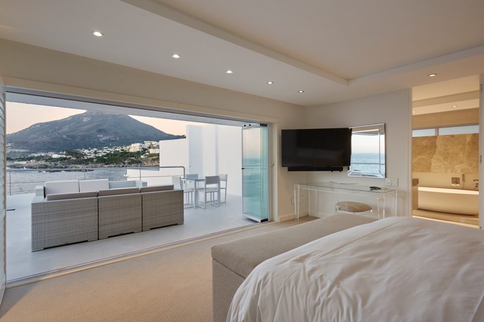 Beta Beach - Master bedroom & Views