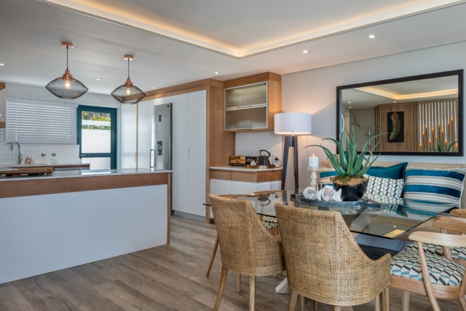 9 On Nautica - Dining & Kitchen area