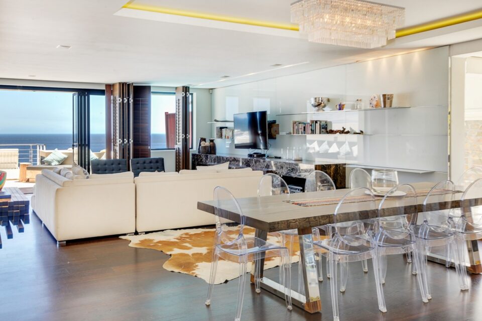 Barley Bay - Dining & living area