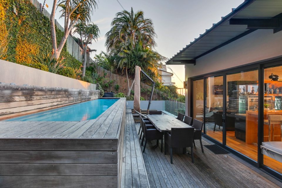 Happy Days - Swimming pool & seating