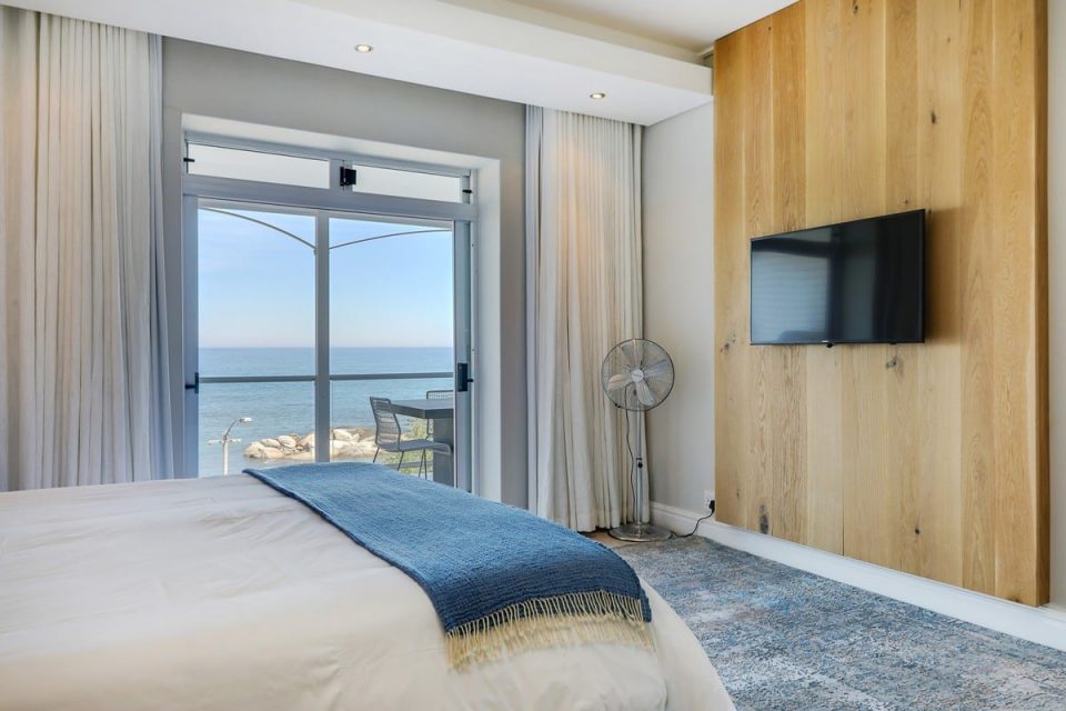 Nelson on the Bay - Master bedroom with Tv