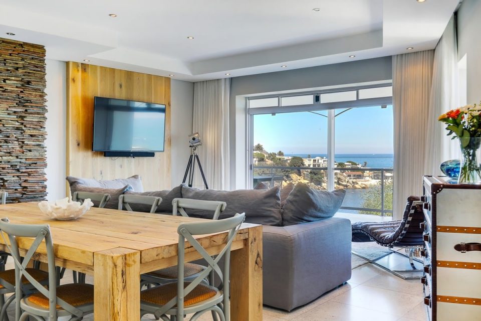 Nelson on the Bay - Living & dining