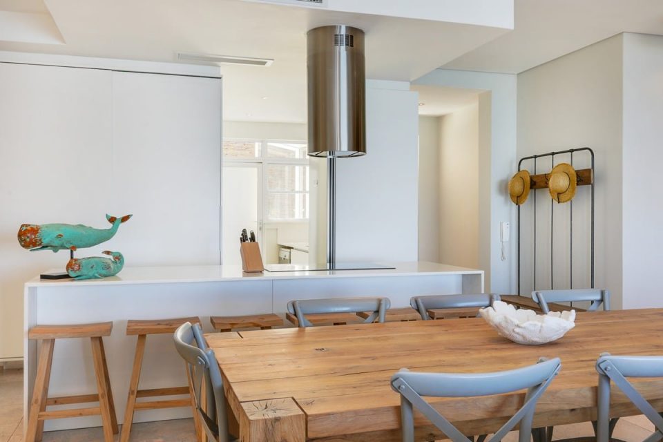 Nelson on the Bay - Kitchen and dining